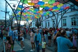 Potańcówka miejska w Białymstoku. Przy ul. Kilińskiego bawiły się tłumy mieszkańców. Silent disco w słuchawkach