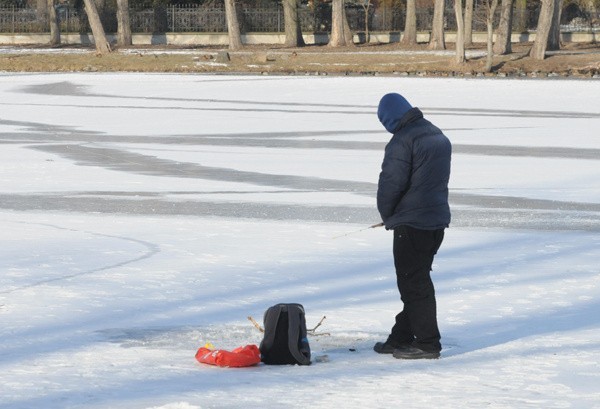 Wędkarze twierdzą, że lód na stawie jest bezpieczny, bo ma około 13 cm grubości.