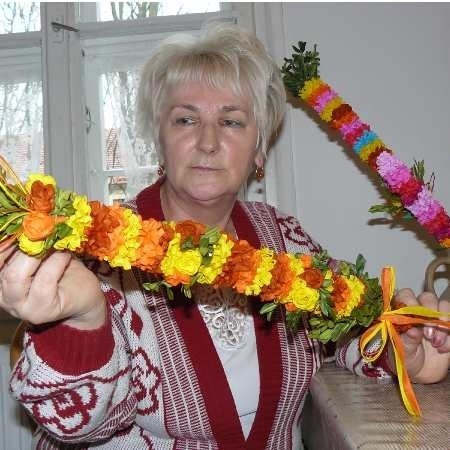 Międzyrzeczanka Genowefa Filipek robi wielkanocne palmy z bukszpanu, kolorowych bibułek i bazi. Nauczyła się tego ponad pół wieku temu od babci. Od kilku lat prowadzi w miejscowym muzeum warsztaty, podczas których uczy dzieci ludowego rękodzieła.