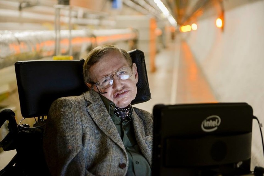 Stephen Hawking nie żyje. Wybitny brytyjski astrofizyk, profesor matematyki i fizyki teoretycznej, twórca wielu teorii zmarł w wieku 76 lat