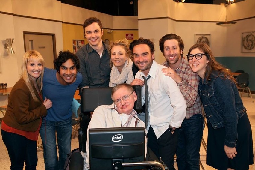 Stephen Hawking wraz z aktorami na planie serialu "The Big...
