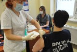 W szpitalu w Słupsku trwają szczepienia mundurowych. Zapisanych ponad 670 osób [ZDJĘCIA]
