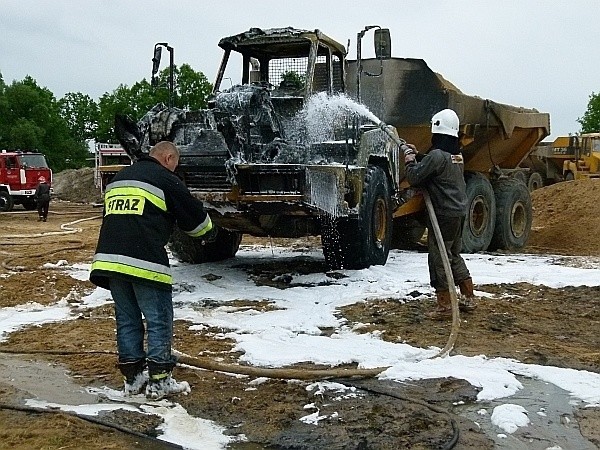 Na budowie S8 zapaliła się specjalistyczna wywrotka do przewożenia piachu