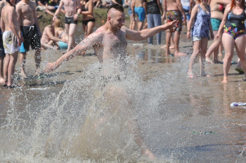 Kąpiele w błocie na Przystanku Woodstock 2015.