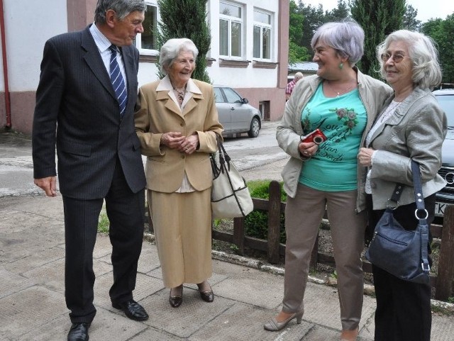 Podczas uroczystości byli obecni także dawni uczniowie i nauczyciele. Na zdjęciu absolwent Zdzisław Kurcbart, emerytowana nauczycielka biologii Janina Gnat, absolwentka Halina Cecka i przybyła specjalnie z Olkusza dawna polonistka Danuta Korzan