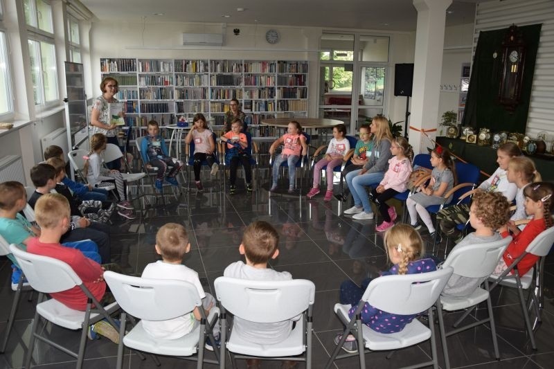W Radziejowie, w ramach Tygodnia Bibliotek, dzieciaki rozmawiały tylko po angielsku. Temat - wiosna!