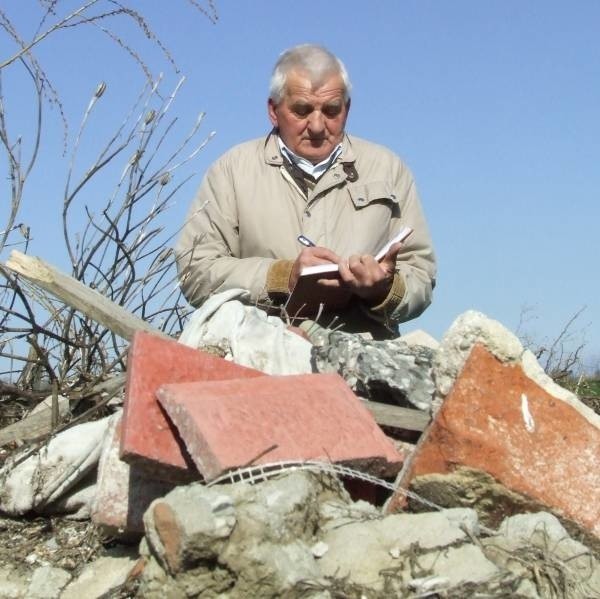 Zbigniew Marchut od prawie roku walczy z zaśmiecającymi miasto i okolicę.