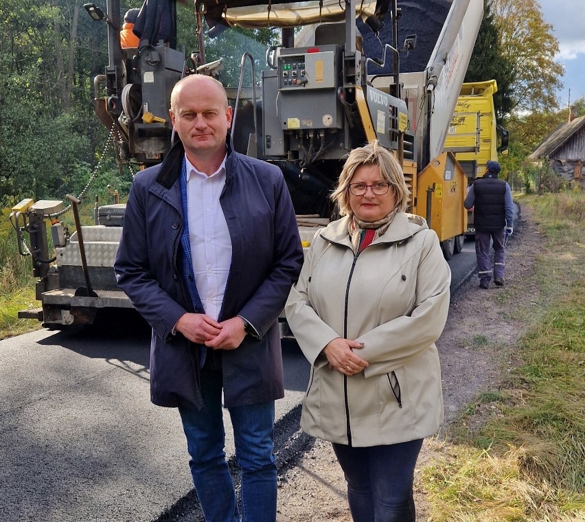 Wójt gminy Pniewy Ireneusz Szymczak z radną Urszulą Lesiak...