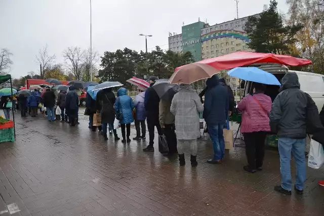 Ludzie po jaja za Szwagrowa na stalowowolskim targu czekali w ogromnej kolejce.Na kolejnych slajdach sprawdź, jakie były ceny warzyw i owoców >>>