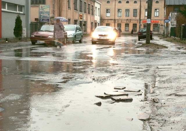Błoto, kałuże, połamane chodniki &#8211; tak wygląda ulica Czysta w Radomiu.