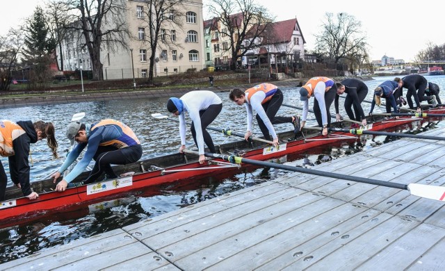 Tradycji stało się zadość! Nowy rok Lotto Bydgostia rozpoczęła na wodzie. Na pierwszym w tym roku treningu na Brdzie pojawili się wioślarze oraz kajakarze, a na kąpiel zdecydowały się bydgoskie morsy. Zobaczcie zdjęcia >>>