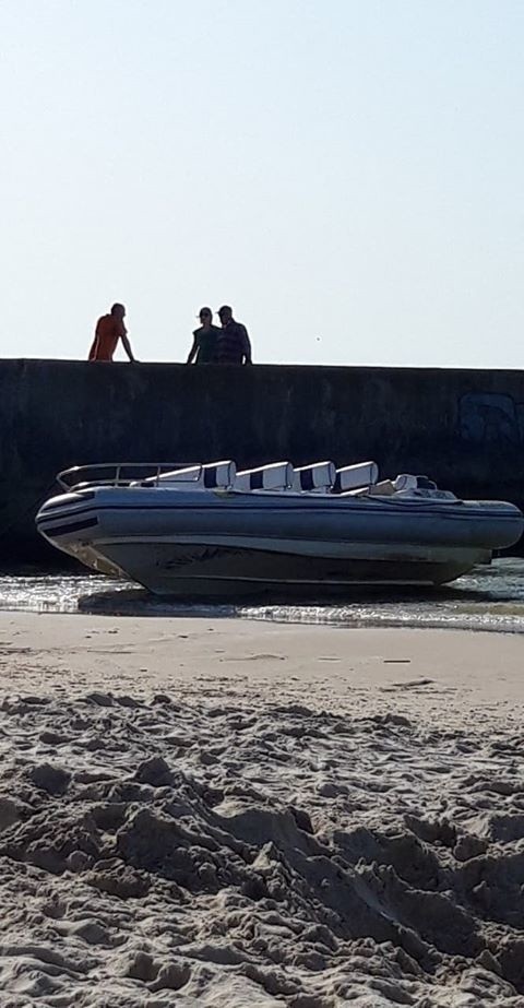 Łódź z turystami i załogą przewróciła się przy wejściu do portu w Rowach 