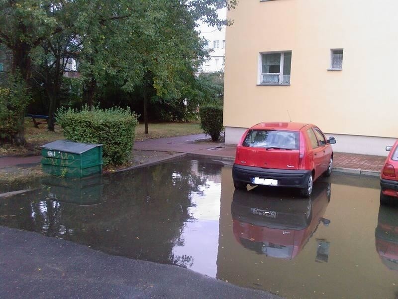 Tak wyglądał parking, po opadach deszczu rok temu, we...