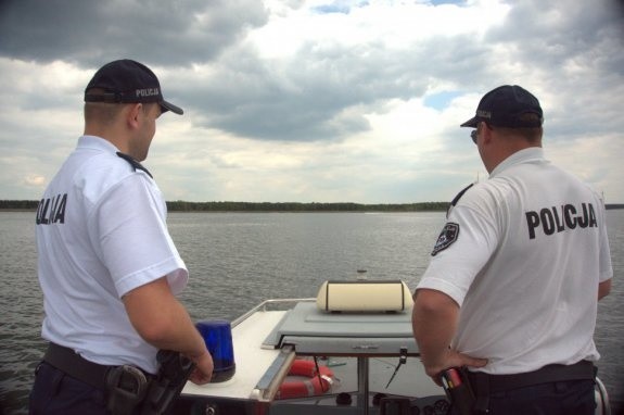 Policjanci zatrzymali pijanego mężczyznę, który prowadził motorówkę