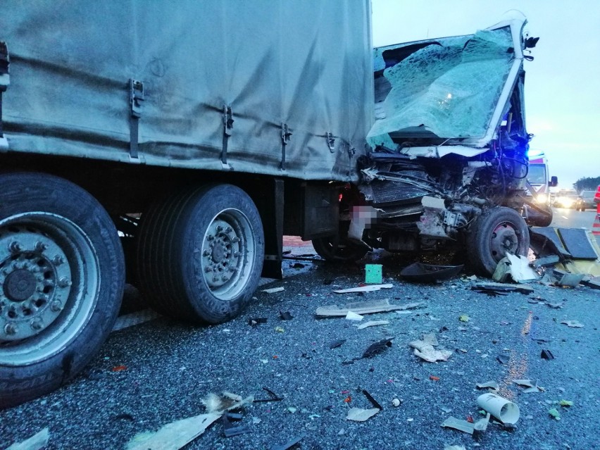 Wypadek na S8. W Niegowie zderzyły się trzy pojazdy, 8 osób zostało rannych. 27.01.2021. Zdjęcia
