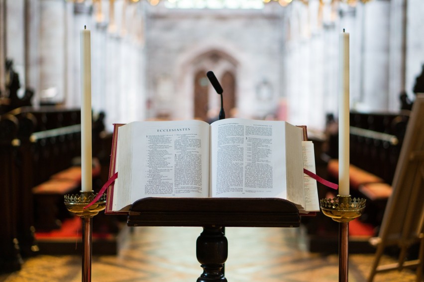 "Szczególnie podczas liturgii obrzędowych obserwuje się dziś...