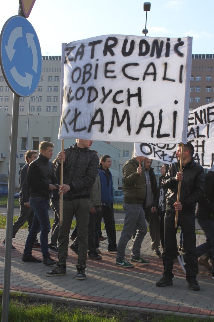 Absolwenci klas górniczych pikietowali przed siedzibą JSW.