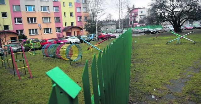 Plac zabaw między blokami został podzielony po budowie ogrodzenie wokół posesji przy ul. Lutomierskiej 113.