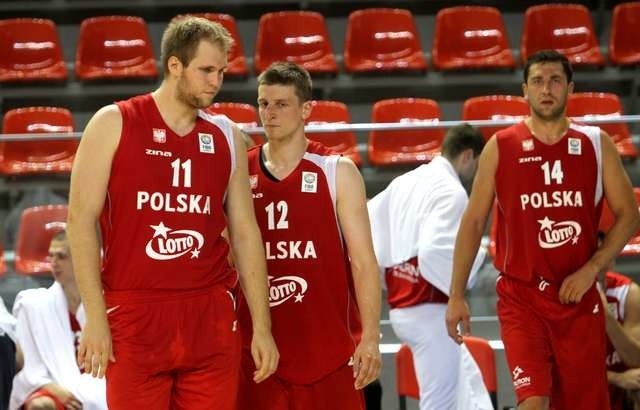 Przemysław Karnowski (z lewej) i Adam Waczyński (w środku) to dwaj przedstawiciele naszego miasta w koszykarskiej reprezentacji Polski. Z prawej Adam Hrycaniuk