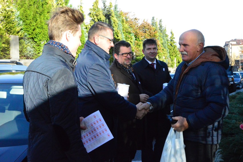 Wszystkich Świętych w obiektywie. Myślenickie nekropolie o poranku i dobczycka po zmierzchu