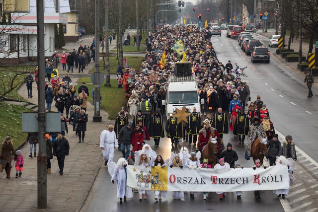 Przyszliśmy - jak Trzej Królowie - oddać pokłon Jezusowi Chrystusowi. Nam też trzeba tej pokory, aby na nowo uznać, że Jezus jest Królem i Zbawicielem - mówił w niedzielę w Słupsku ks.  biskup Krzysztof Włodarczyk, który wziął udział w V Orszaku Trzech Króli w mieście.  Orszak przeszedł ulicami Słupska  po mszy świętej, która w kościele pod wezwaniem Maksymiliana Kolbe odprawił  biskup Krzysztof Włodarczyk. Potem  spod kościoła od strony ul. Piłsudskiego orszak szedł  poprzez ulice Sobieskiego, Szczecińską i Deotymy, aby zatrzymać  się na placu Zwycięstwa, gdzie przed ratuszowymi drzwiami odegrano biblijną scenę spotkania Heroda z Trzema Królami, a następnie - na scenie zaimprowizowanej  w rogu placu - mędrcy złożyli dary i pokłon Jezusowi Chrystusowi i jego rodzicom. Przyszli tam po zejściu z koni, na których jechali przez całe miasto. Towarzyszyli im inni kolędnicy (m.in. diabły, anioły, młodzież z gwiazdami, a nawet wielbłąd stworzony z ludzi). Najważniejszych jednak był liczny tłum wiernych i mieszkańców Słupska i okolic. Wśród zebranych zauważyliśmy znanych w regionie ludzie na czele z posłem Piotrem Müllerem oraz kilkoma radnymi PiS z Rady Miejskiej w Słupsku. Oprawę artystyczną zapewnił zespół   Yam Kinneret, razem z którym można było śpiewać kolędy.    Biskup Włodarczyk mówił o symbolicznym znaczeniu Orszaków Trzech Króli, które w tym roku odbywały się w całej Polsce pod hasłem "Odnowi oblicze Ziemi". Nawiązał także do tragedii, która w piątek wydarzyła się w koszalińskim escape roomie. Gdy powiedział, że pięć gimnazjalistek, które udusiły się od czadu w tym zamkniętym pomieszczeniu, tuż przed śmiercią dzwoniło do rodziców, którzy już nic nie mogli zrobić, w tłumie wyraźnie można było wyczuć współczucie, a zebrani gremialnie włączyli się zaintonowaną przez biskupa modlitwę w intencji zmarłych dziewcząt. Potem biskup dziękował słupskim organizatorom  orszaku , w tym Szkole Nowej Ewangelizacji oraz  parafii św. Maksymiliana Kolbe. Zachęcał także do wykonywania na drzwiach święconą kredą tradycyjnego napisu C+M+B 2019 (  z łac. Christus Mansionem Benedicat - Chrystus Domowi Błogosławi), co będzie aktem dumy z wyznania wiary. Na koniec zaprosił do kolejnego przejścia w orszaku w 2020 roku.    