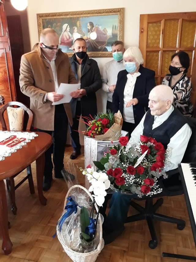Marian Izdebski z Czubrowic podczas wizyty gości z samorządu gminnego