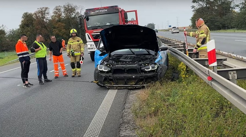 Na autostradzie A4 BMW wbiło się w bariery. To samochód popularnego youtubera