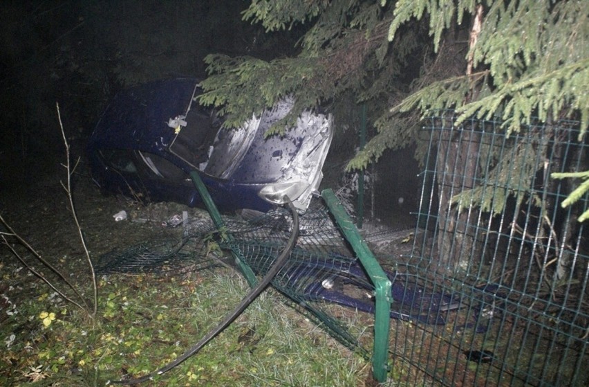 Ul. Reja. 18-latek stracił panowanie nad renaultem. Dachował [FOTO]