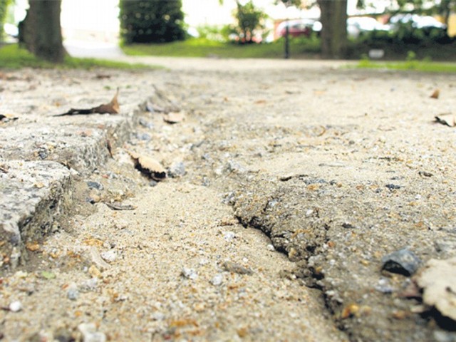 Obecna nawierzchnia odnowionych alejek nie jest odporna na potoki deszczówki, które spływają od strony ul. Grodzkiej.