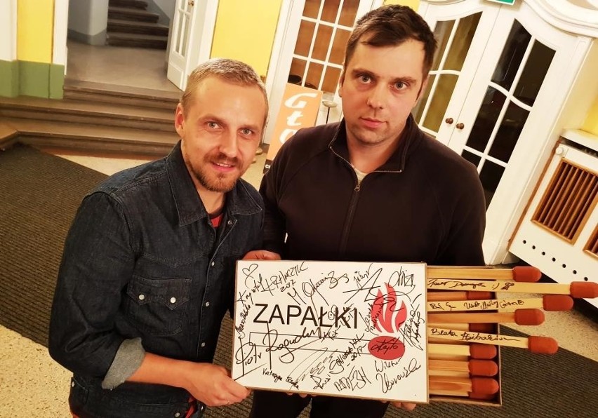 Autografy na… zapałkach! Michała Fielek zebrał autografy 60...