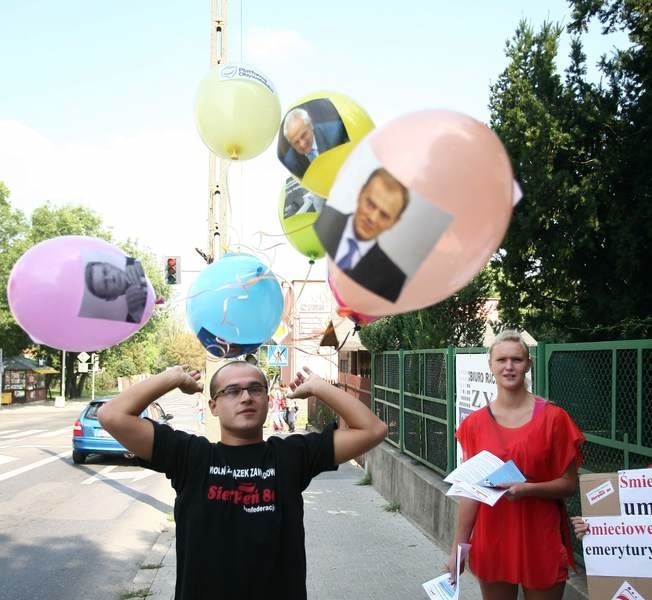 Działacze pikietujący pod biurem Ewy Kopacz w Radomiu,...