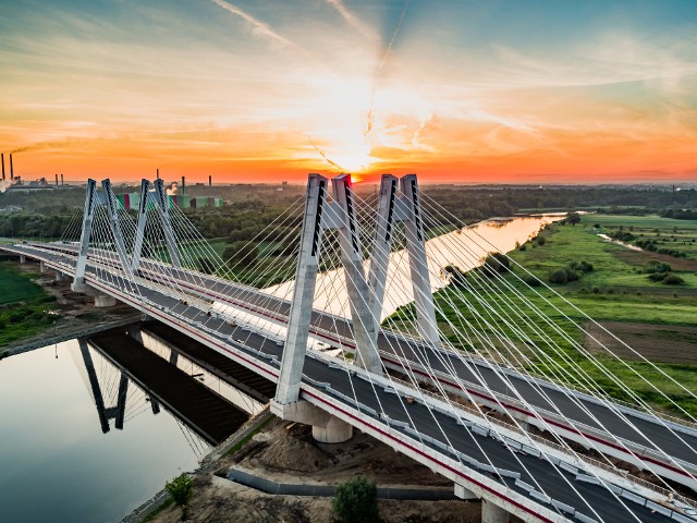 Zdjęcia nowego mostu dzięki uprzejmości Aerial Media. https://www.facebook.com/aerialmediapl/