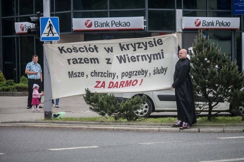 Podczas innej procesji wystąpił w stroju księdza i trzymał...