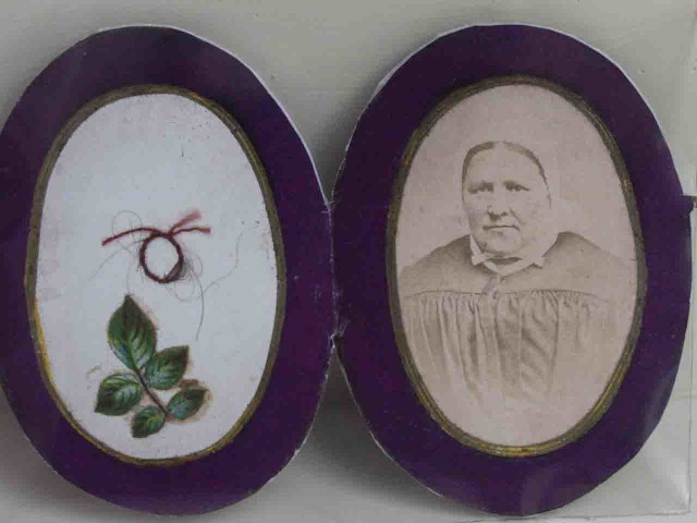 Przełożona generalna Franciszka Werner wykonała zaraz po śmierci Marii Merkert relikwiarzyki ze zdjęciem matki Marii, puklem jej włosów i nitką z habitu.