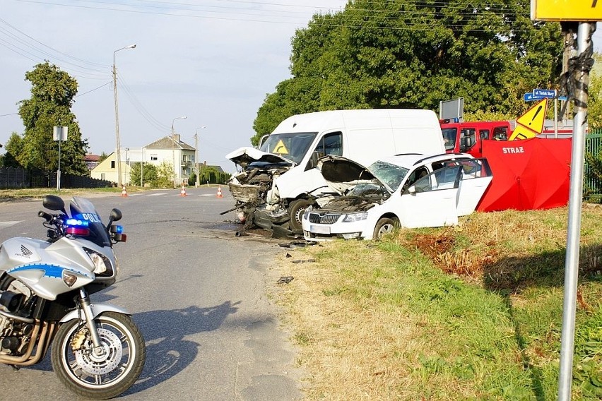 48-letnia pasażerka skody zginęła na miejscu. Kierujący...