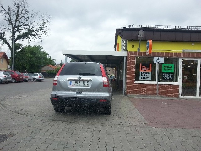 W Żaganiu autodrań zaparkował tuż przy wejściu do sklepu.