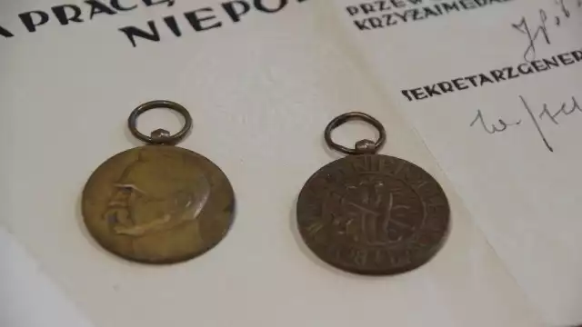 Wśród przekazanych pamiątek - archiwalne dokumenty, a także medal z podobizną marszałka Józefa Piłsudskiego 