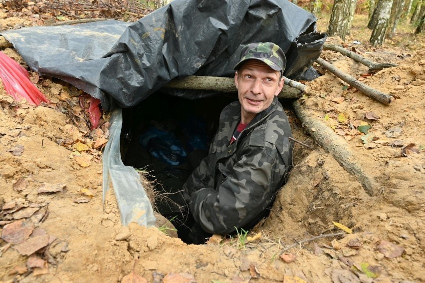 Pan Mariusz wybudował ziemiankę i czuje się w niej...