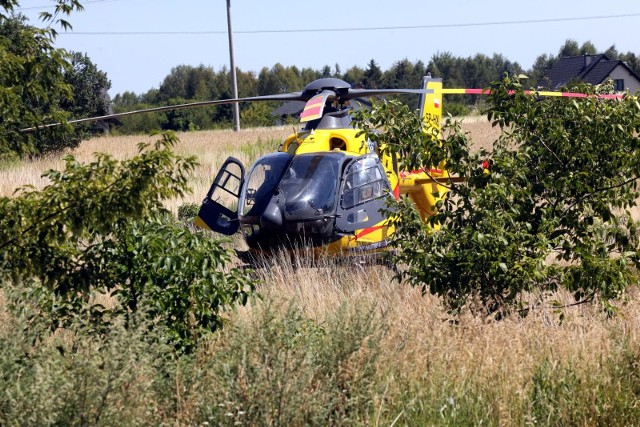 W miejscu zdarzenia lądował śmigłowiec Lotniczego Pogotowia Ratunkowego. 