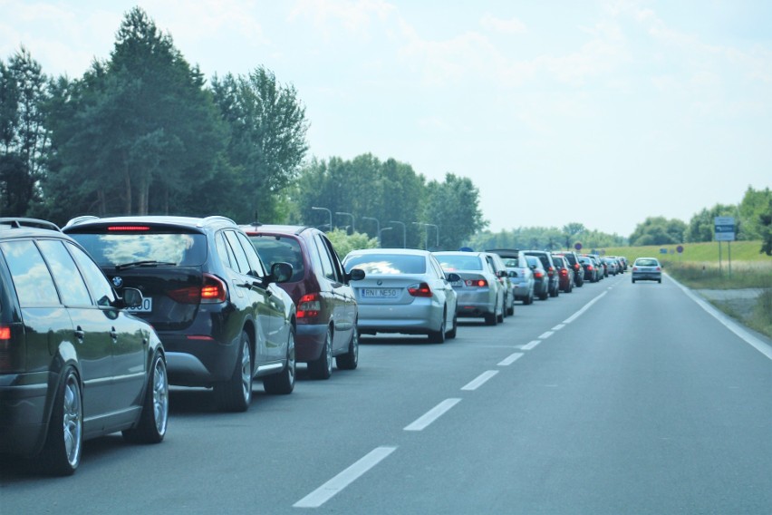 Tarnobrzeg. Kilometrowe kolejki do wjazdu nad Jezioro Tarnobrzeskie. Tysiące samochodów, parkingi wypełnione do granic. Zobaczcie! 