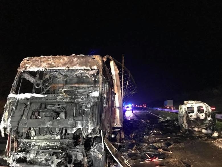 Tragiczny karambol na DK1: 2 osoby zginęły w pożarze aut