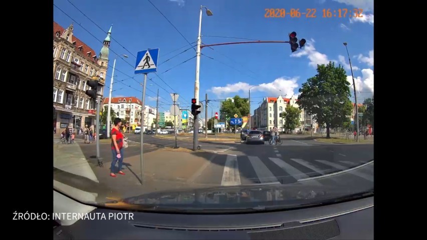 Rowerzysta wjechał w mercedesa na pl. Kościuszki w Szczecinie i chciał odjechać. Zobacz wideo