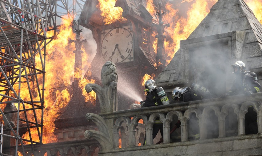 Triumf odwagi strażaków i modlitwy wiernych. Widowiskowy film "Notre-Dame płonie" w kinach od 19 sierpnia 