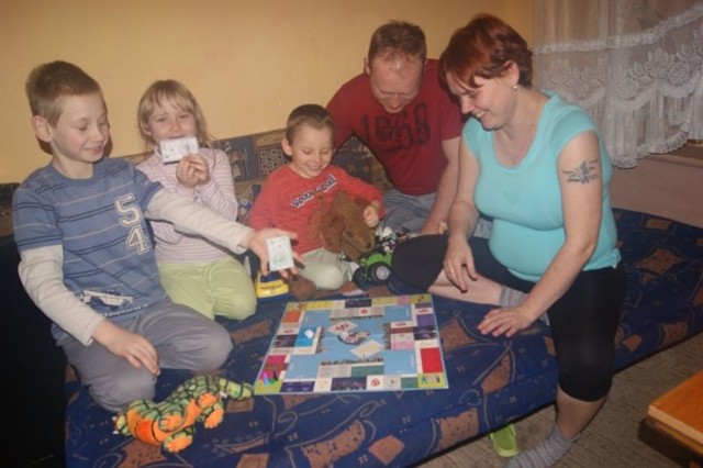 Zróbmy razem "Szlachetne paczki" dla potrzebujących rodzin. Jedną z nich jest rodzina Krzysztofików: Jacek (od lewej), Agatka, Patryk, pan Rafał i pani Anna