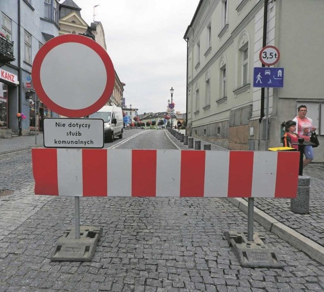 Na wszystkich ulicach prowadzących do wadowickiego Rynku w piątek pojawiły się takie bariery i znaki drogowe