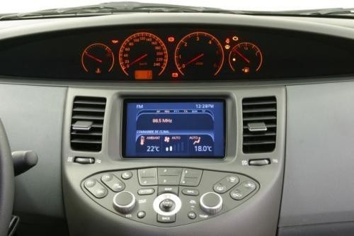 W Nissanie Primera wskaźniki umieszczono na środku.
