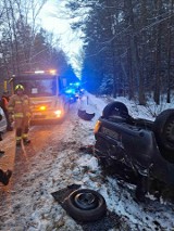 Samochód wpadł w poślizg i dachował w Truskolasach (pow. kłobucki). Jedna osoba poszkodowana 