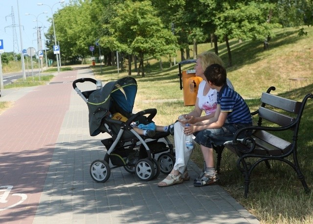 Na chodniku przy ul. Zaborowskiej znajduje się tylko jedna ławka. 