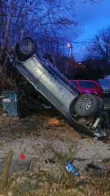 Pijany i bez uprawnień dachował na drzewie na Grunwaldzkiej w Gdańsku 16.03.2018. Policja złapała go w lesie [zdjęcia]