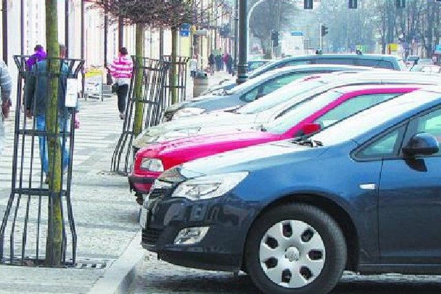 Strefa płatnego parkowania ma zniechęcić kierowców po pozostawiania na kilka godzin aut w centrum miasta. Aktualnie trudno jest w tym rejonie znaleźć wolne miejsce postojowe.